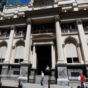 Analysts raise Argentina 2022 inflation forecast to 72.6%