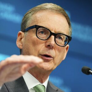 LG Energy Shares Fall on Report GM Seeking More Tax Credits