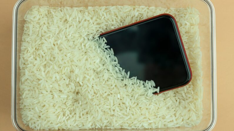 Don’t dry your damp iPhone in a bowl of rice, Apple says